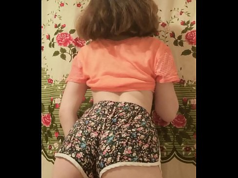 ❤️ Giovane pupa sexy fa uno striptease riprendendo i suoi pantaloncini alla telecamera ️ Video di sesso di qualità al it.desixxxtube.ru ☑