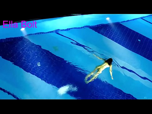 ❤️ Non posso smettere di guardare, giovane bionda catturata nuotare nuda nella piscina del resort ELLA BOLT ️ Video di sesso di qualità al it.desixxxtube.ru ☑
