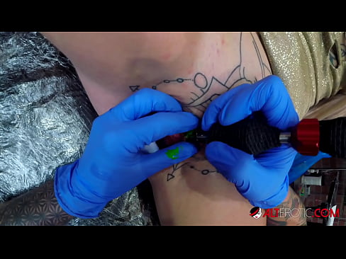 ❤️ Estremamente tatuato hottie Sully Savage ottenuto un tatuaggio sul suo clitoride ️ Video di sesso di qualità al it.desixxxtube.ru ☑